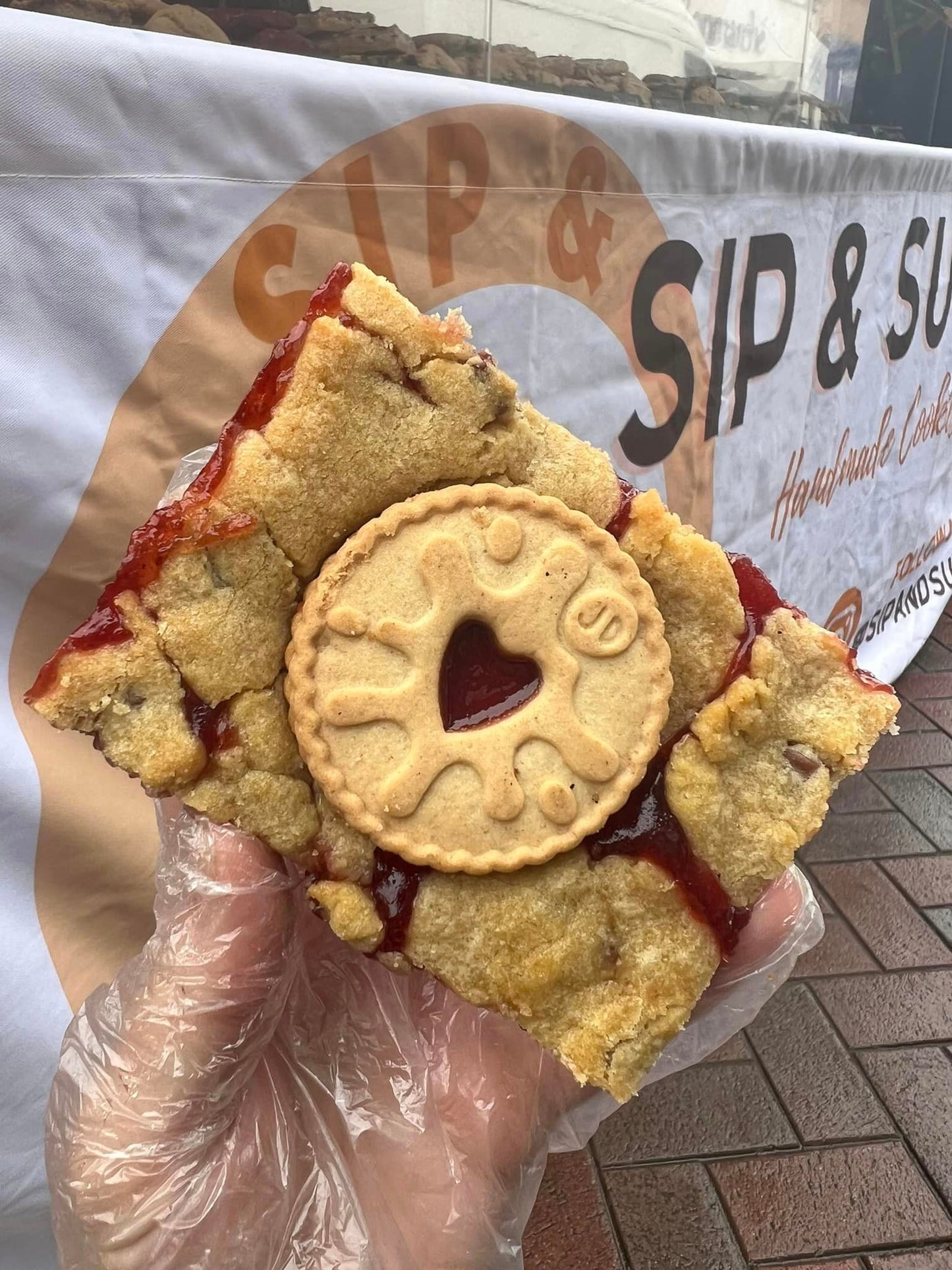 Jammie Dodger Cookie Bar image 2