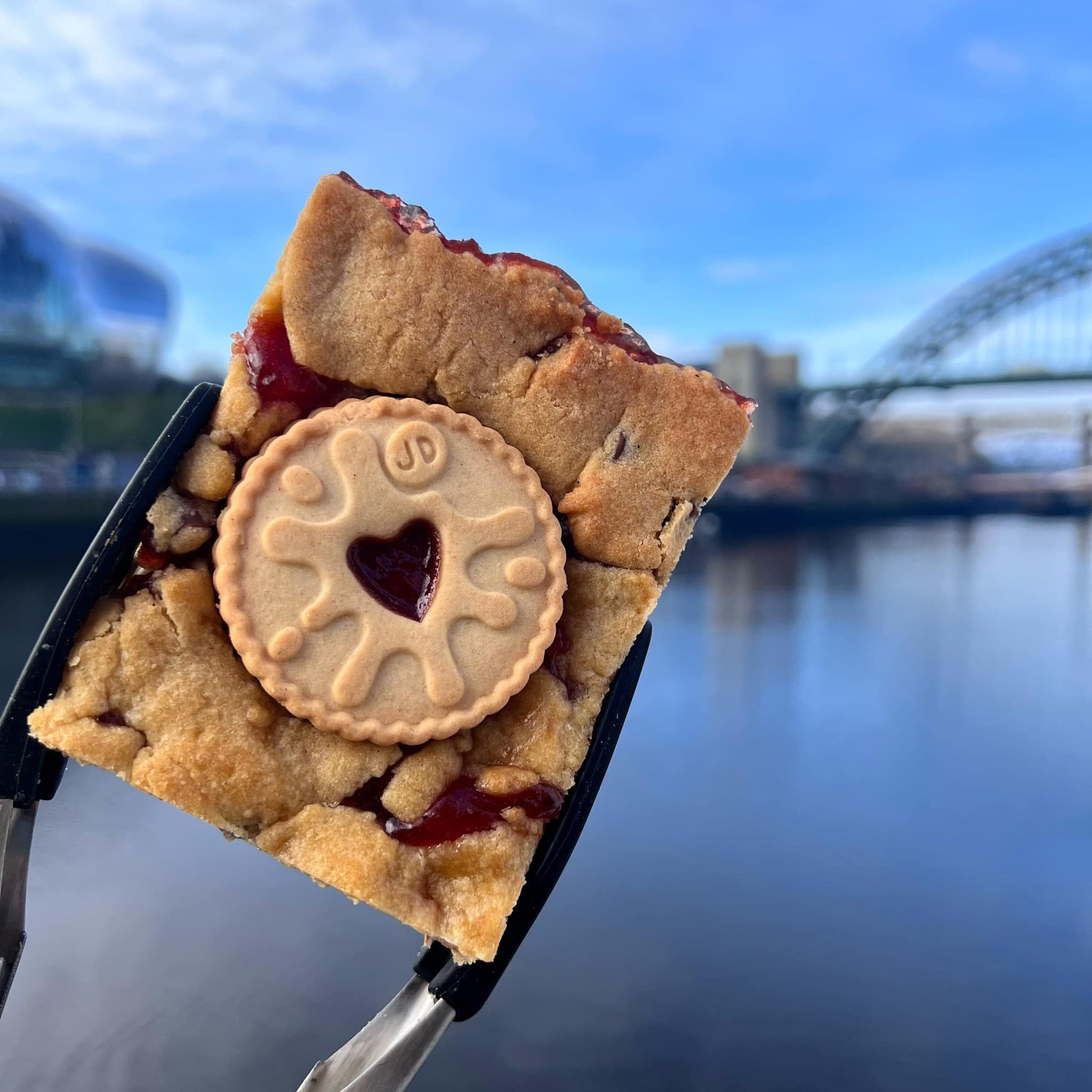 Jammie Dodger Cookie Bar image 1